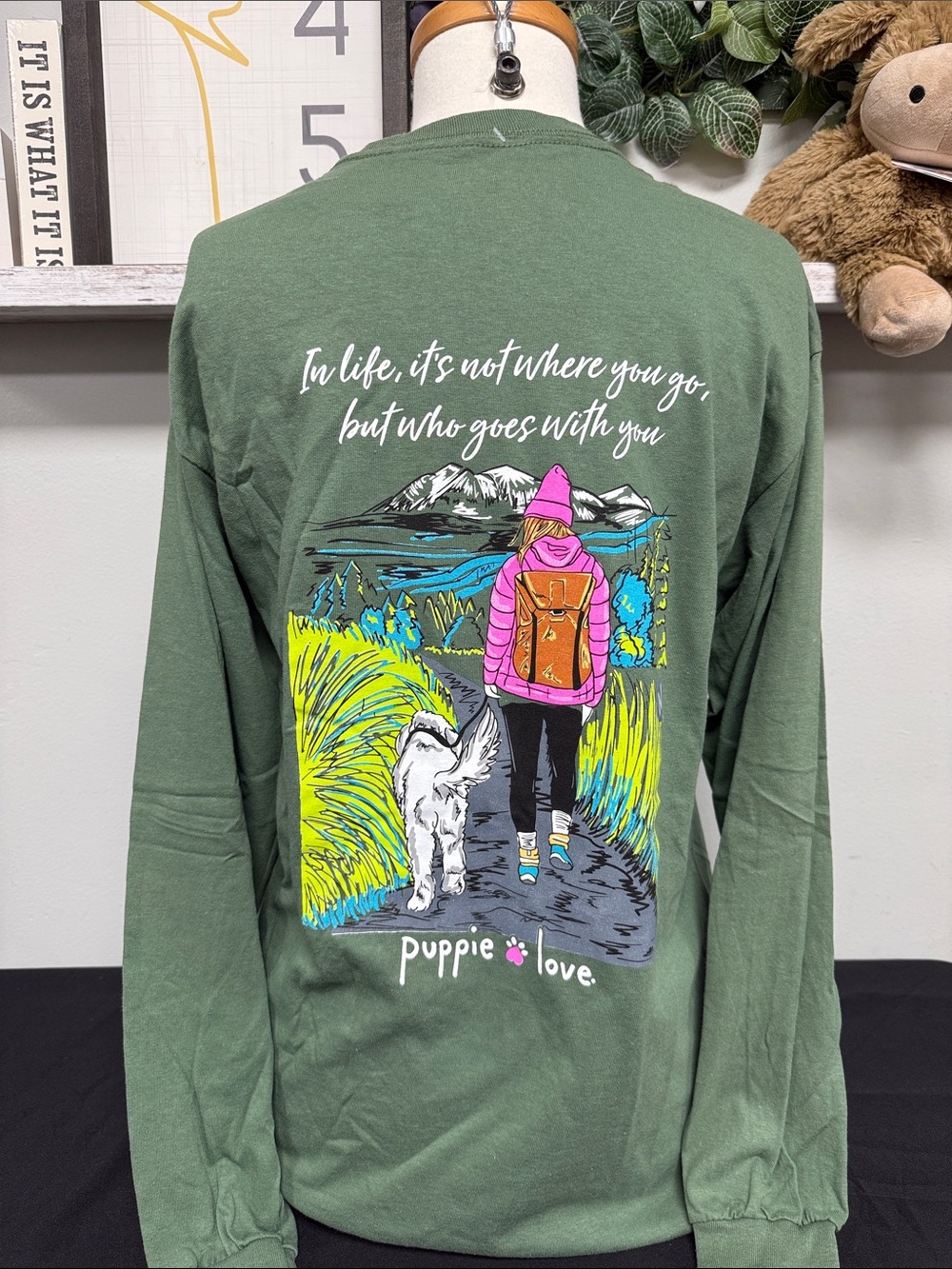 puppie love Women's Green Long Sleeve Graphic Tee - Forest Walk
